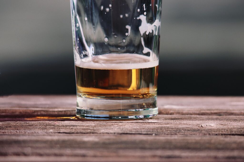 fast leeres bierglas